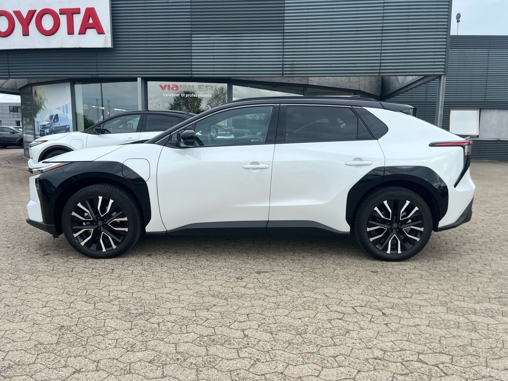 Hvid Toyota BZ4X fra 2026
