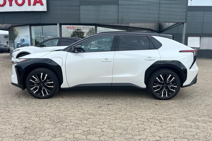 Hvid Toyota BZ4X fra 2026