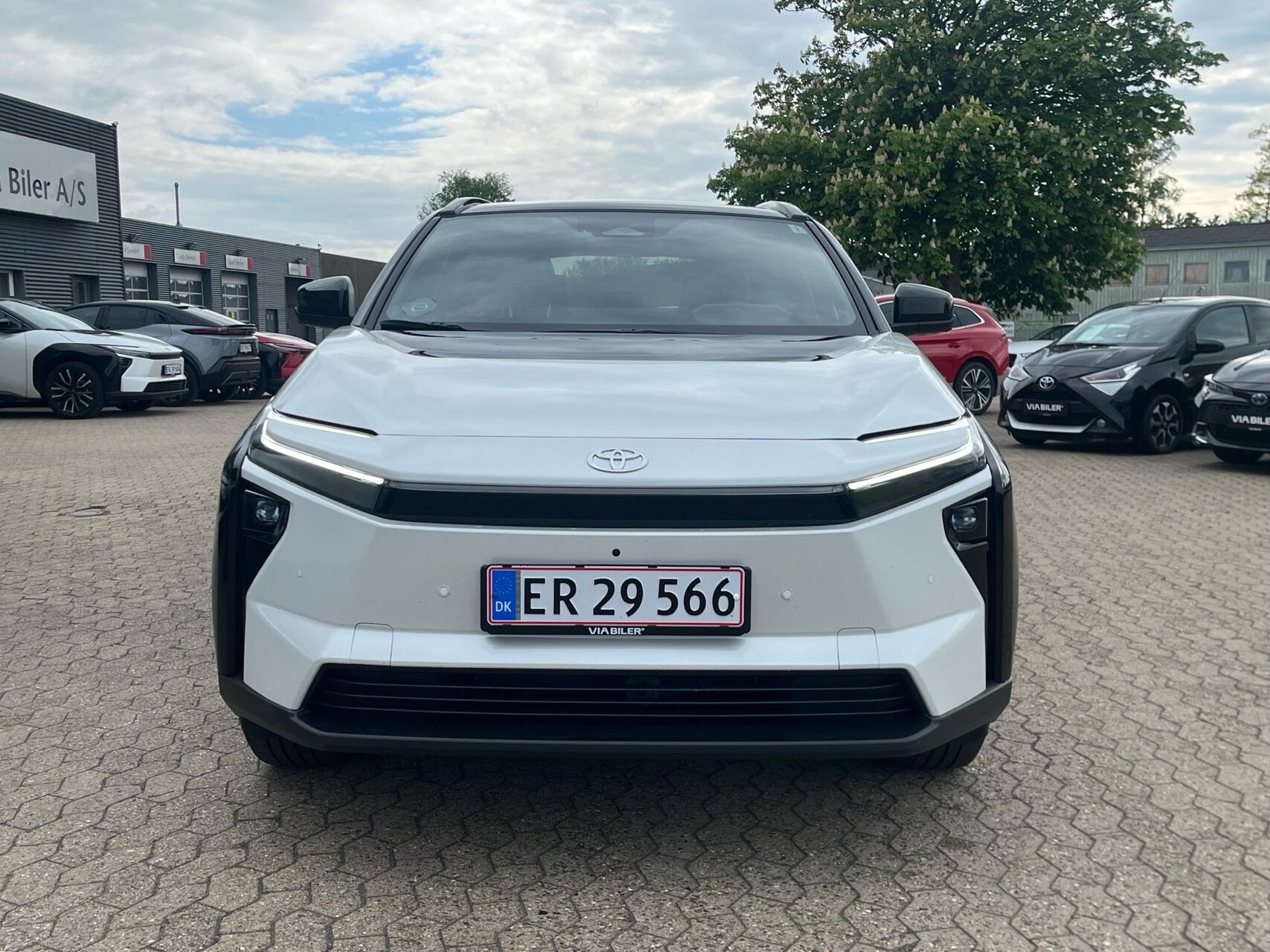 Hvid Toyota BZ4X fra 2026