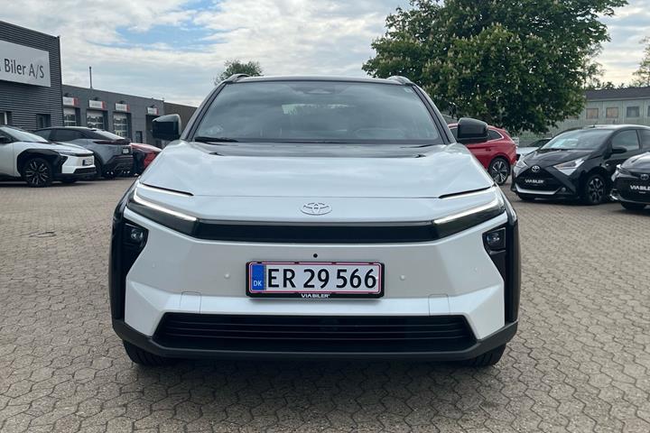 Hvid Toyota BZ4X fra 2026