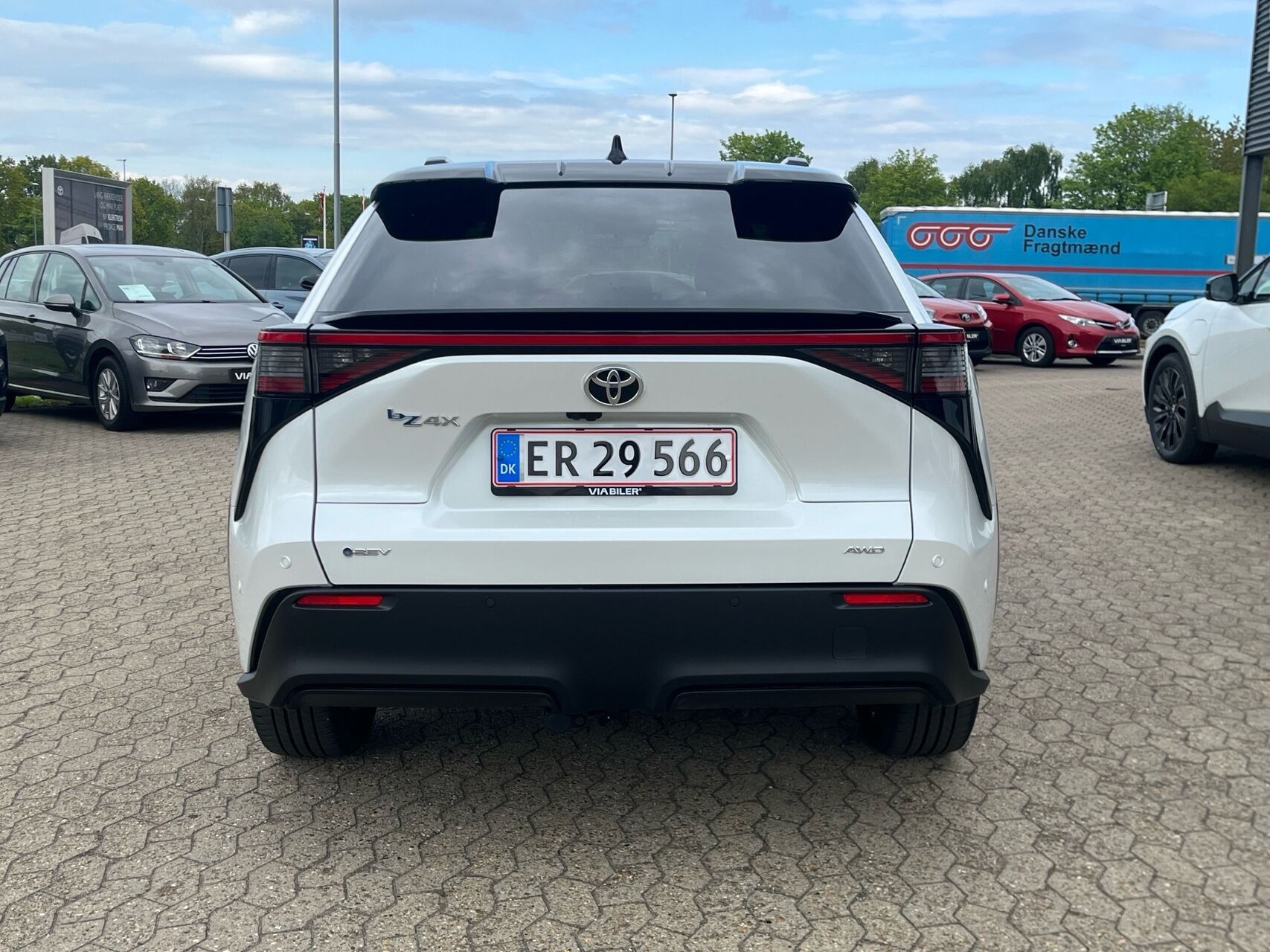 Hvid Toyota BZ4X fra 2026