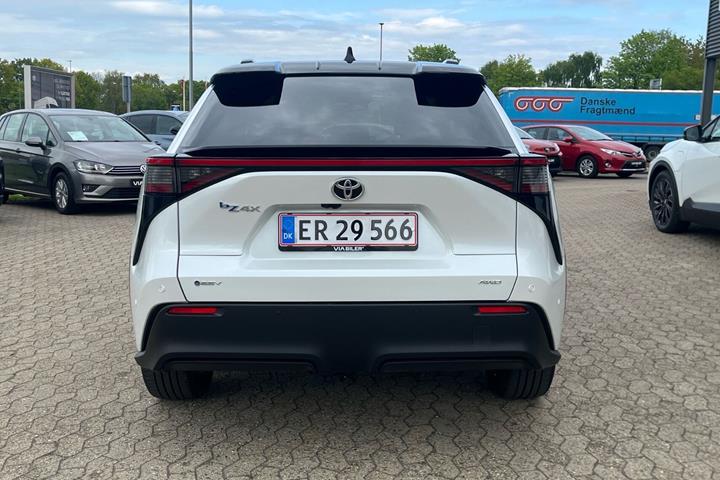 Hvid Toyota BZ4X fra 2026