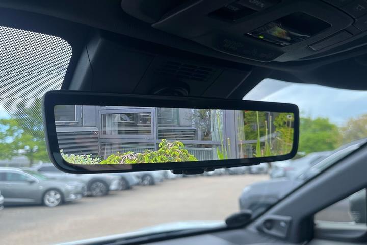 Hvid Toyota BZ4X fra 2026