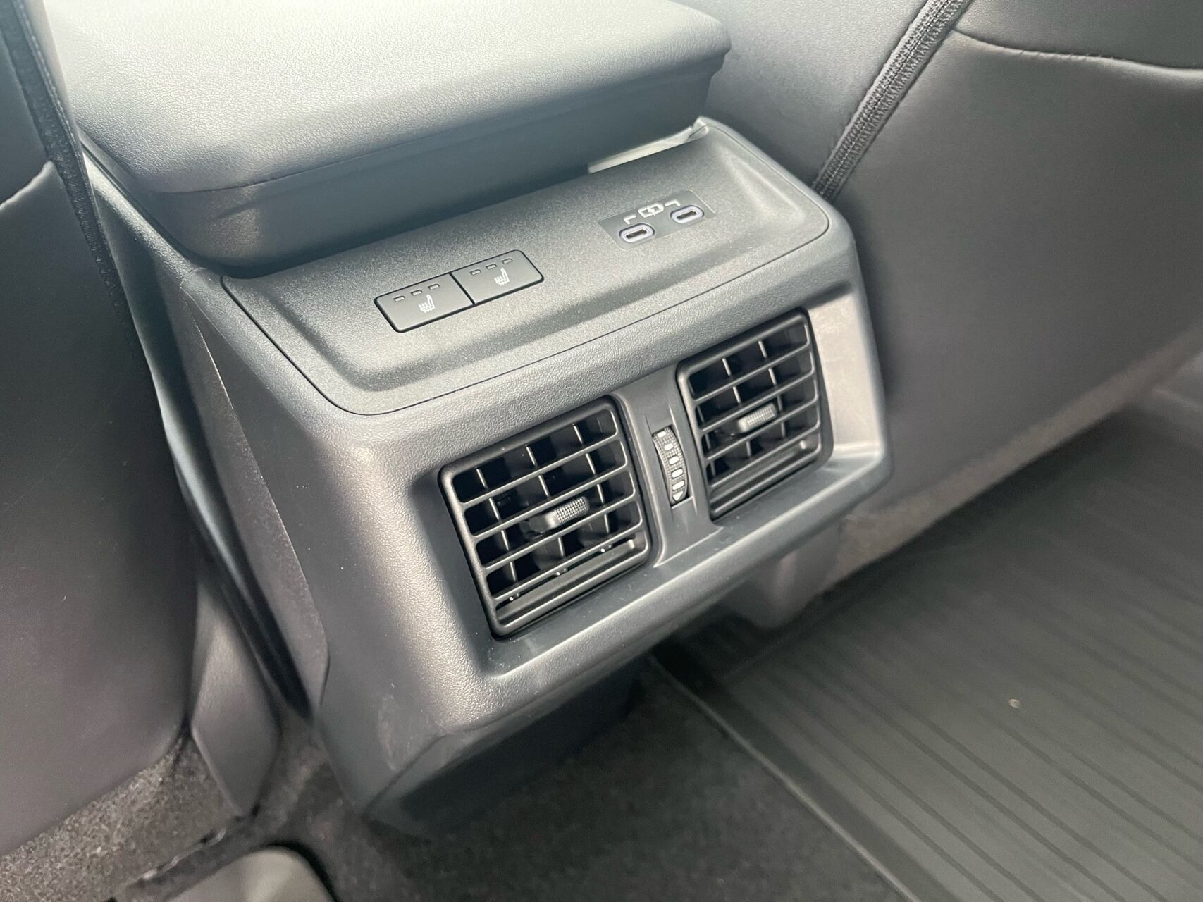 Hvid Toyota BZ4X fra 2026