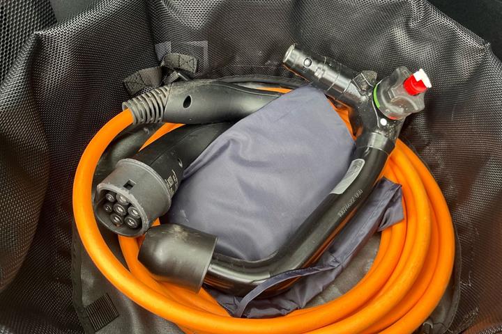 Hvid Toyota BZ4X fra 2026