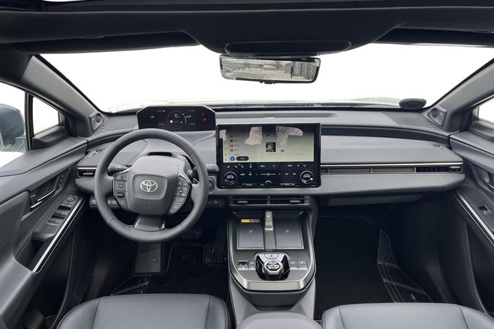 Hvid Toyota BZ4X fra 2026