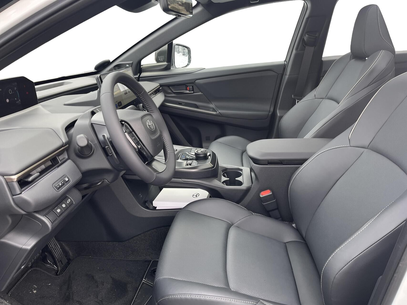 Hvid Toyota BZ4X fra 2026