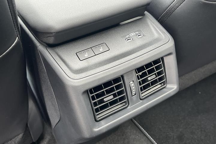Hvid Toyota BZ4X fra 2026
