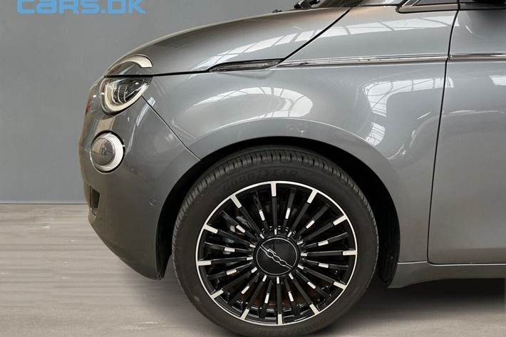 Grå Fiat 500e fra 2023