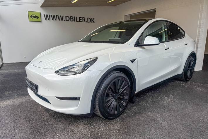 Hvid Tesla Model Y fra 2023