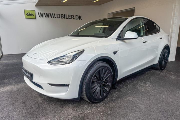 Hvid Tesla Model Y fra 2023 set udefra