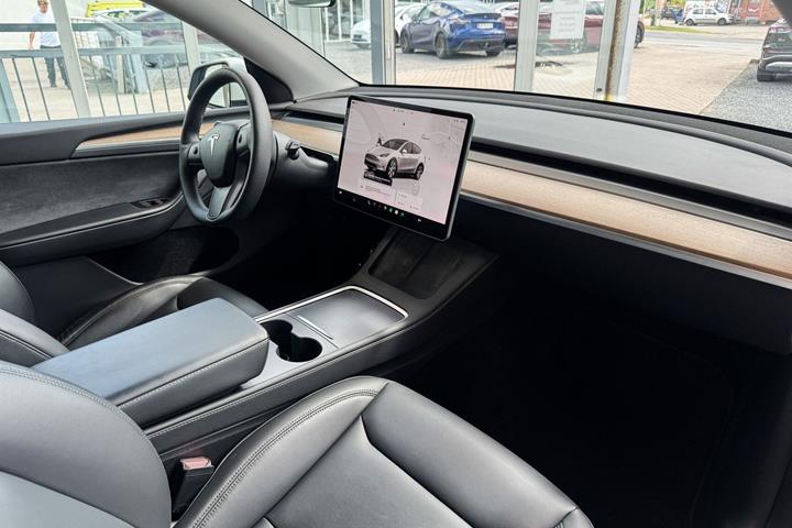 Hvid Tesla Model Y fra 2023