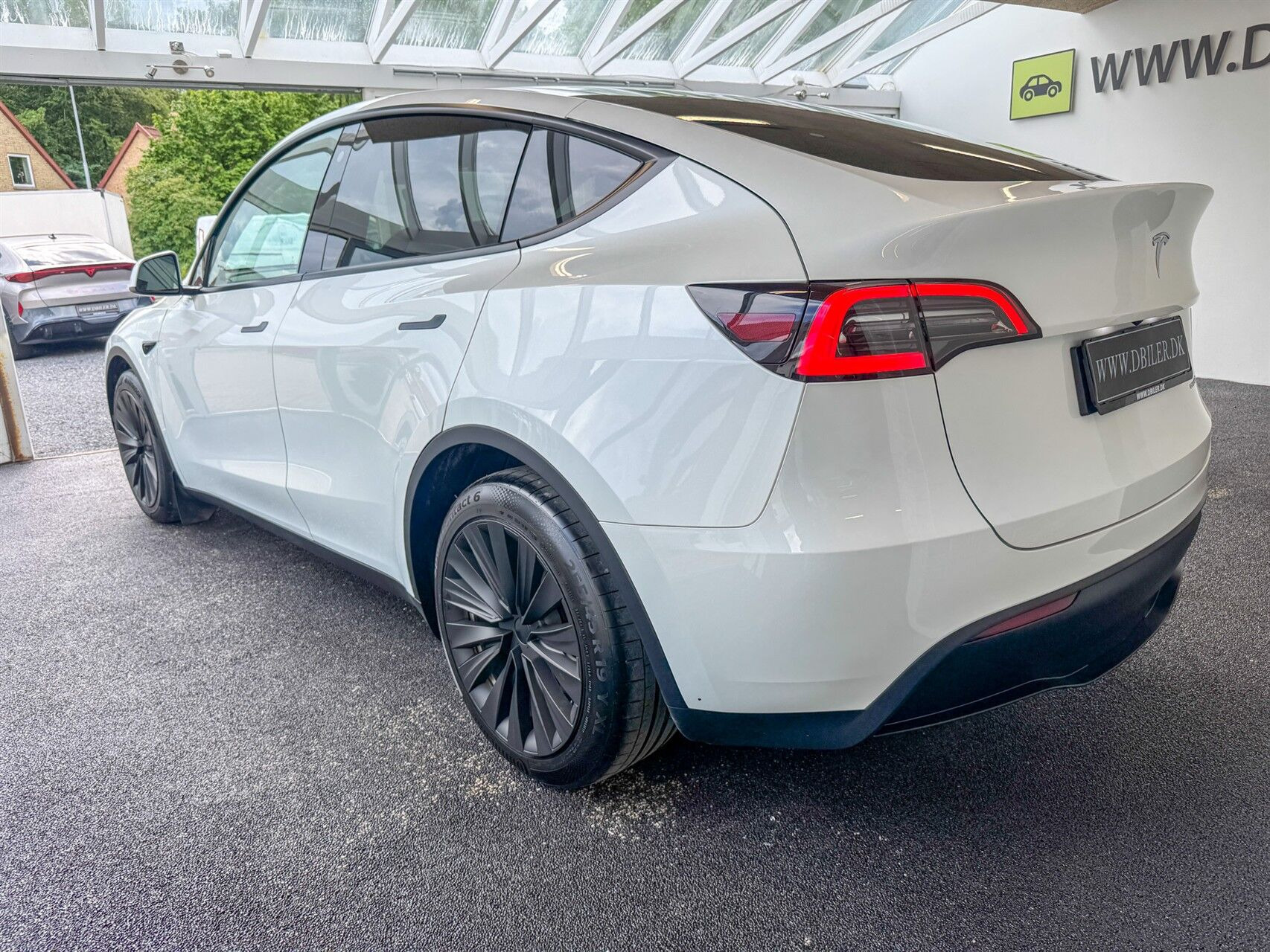 Hvid Tesla Model Y fra 2023