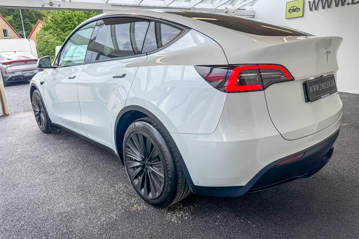 Hvid Tesla Model Y fra 2023