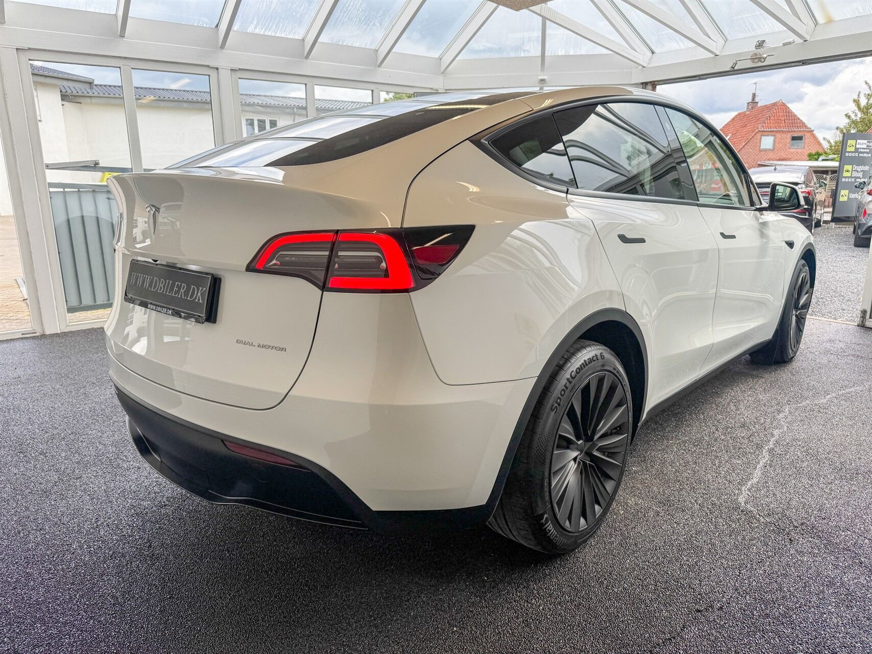 Hvid Tesla Model Y fra 2023
