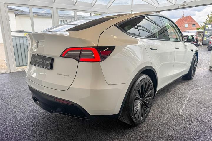 Hvid Tesla Model Y fra 2023