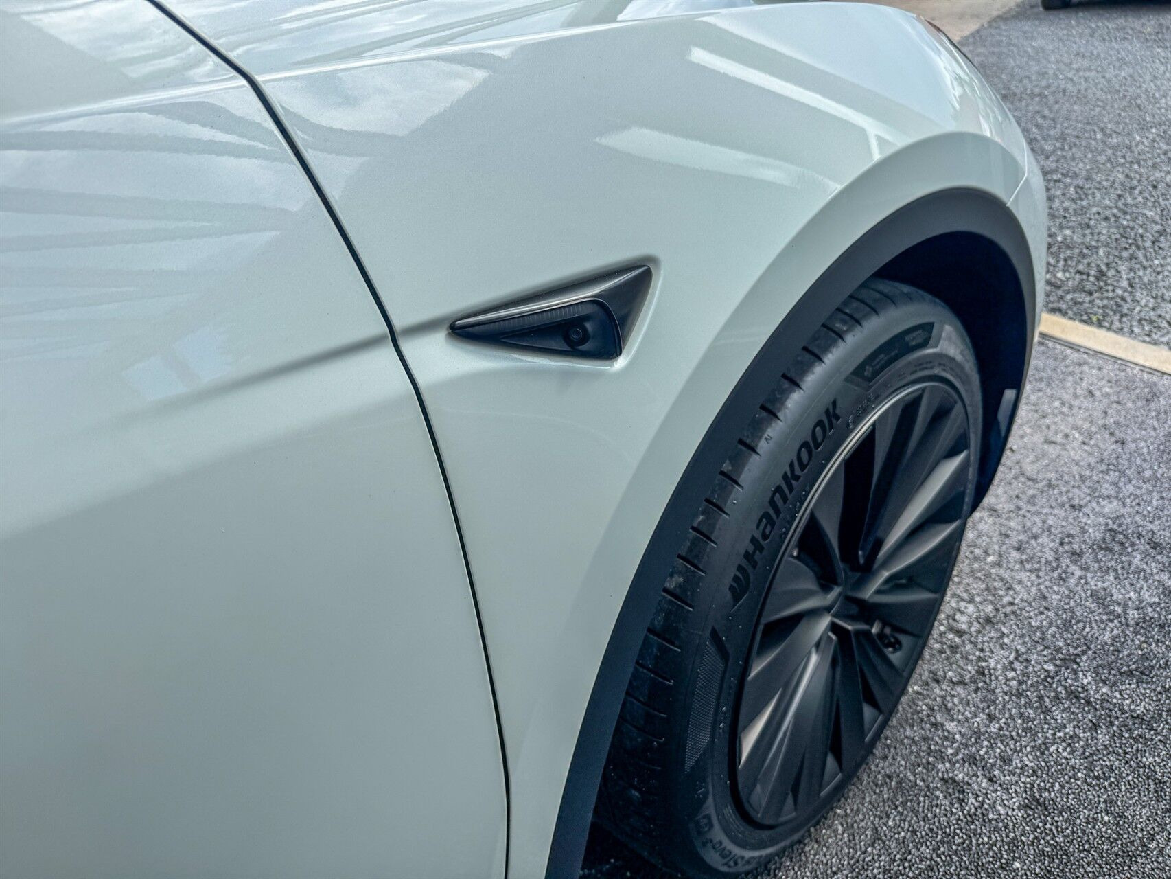 Hvid Tesla Model Y fra 2023