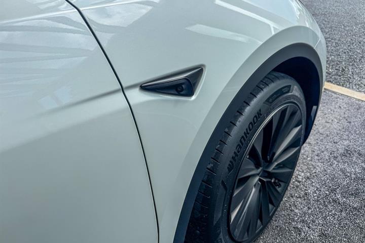 Hvid Tesla Model Y fra 2023
