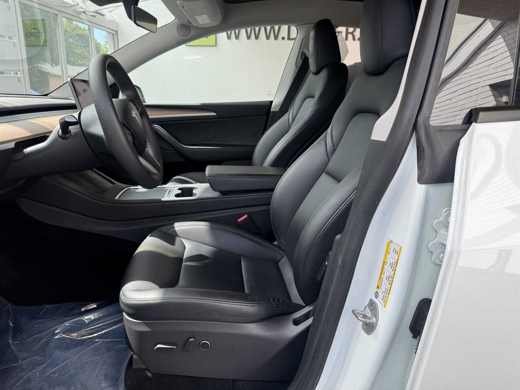 Hvid Tesla Model Y fra 2023