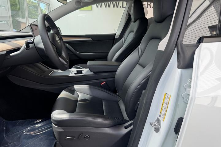 Hvid Tesla Model Y fra 2023