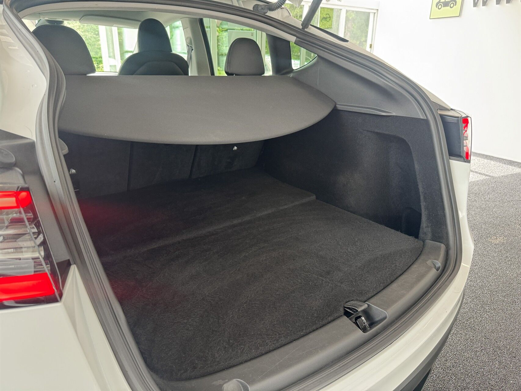 Hvid Tesla Model Y fra 2023