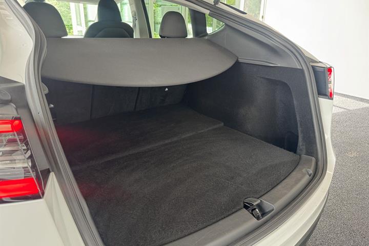 Hvid Tesla Model Y fra 2023