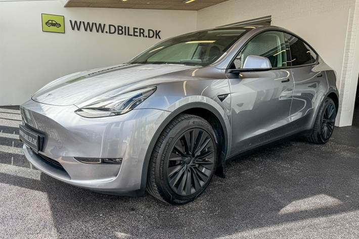 Grå Tesla Model Y fra 2023