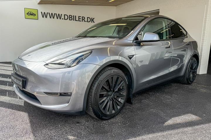 Grå Tesla Model Y fra 2023