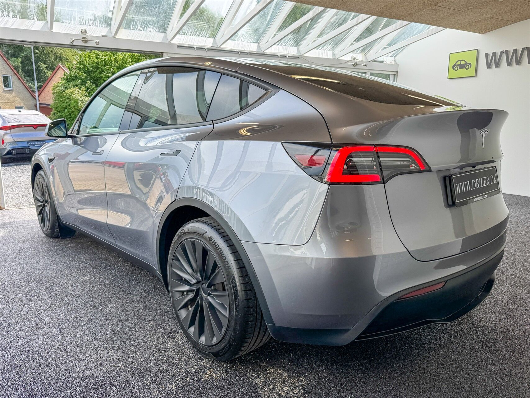 Grå Tesla Model Y fra 2023
