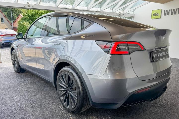 Grå Tesla Model Y fra 2023