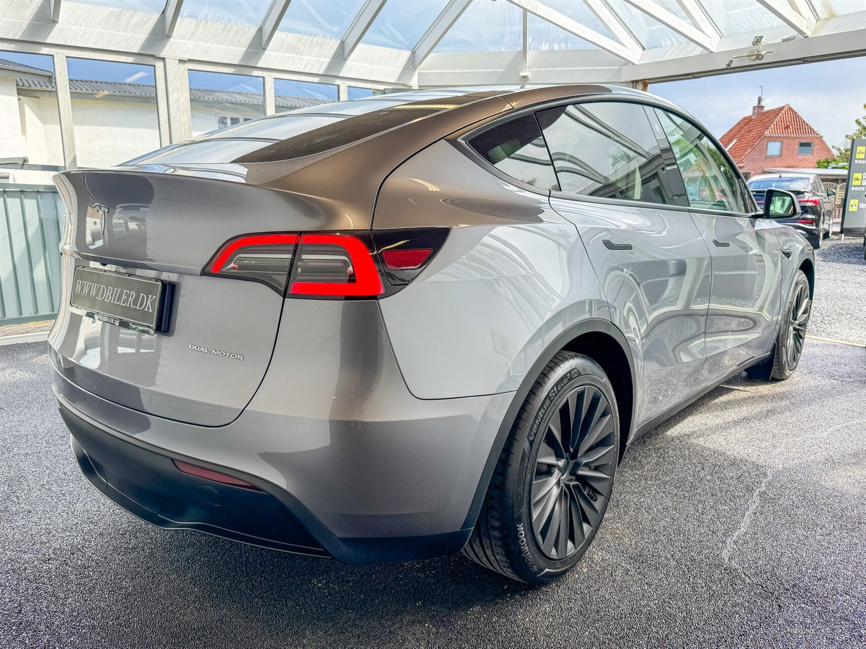 Grå Tesla Model Y fra 2023