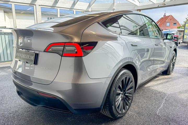 Grå Tesla Model Y fra 2023