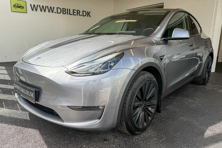 Grå Tesla Model Y fra 2023