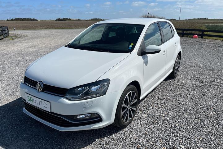 Hvid VW Polo fra 2015 set udefra