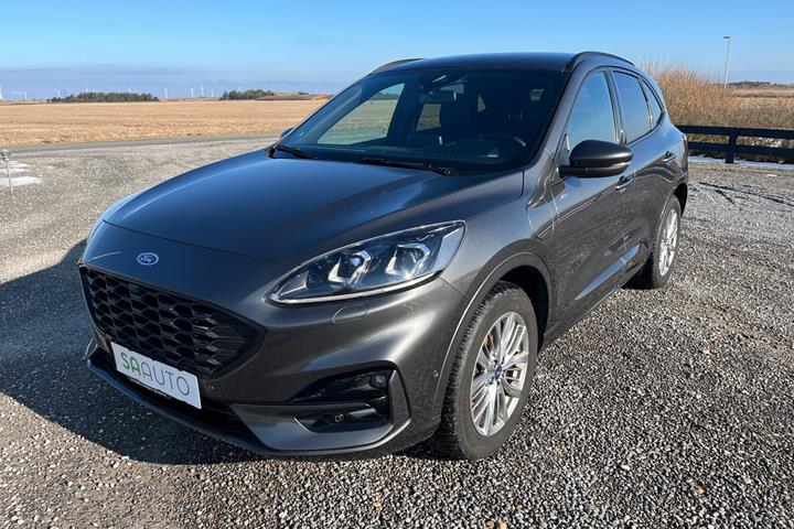 Sort Ford Kuga fra 2022 set udefra