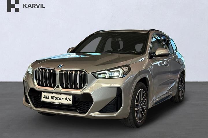 Sølv BMW iX1 fra 2023 set udefra