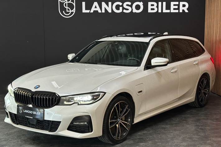 Hvid BMW 330e fra 2022 set udefra