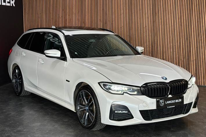 Hvid BMW 330e fra 2022
