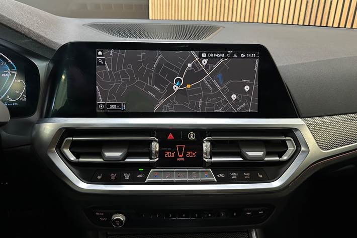 Hvid BMW 330e fra 2022