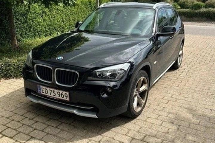 Sort BMW X1 fra 2010 set udefra