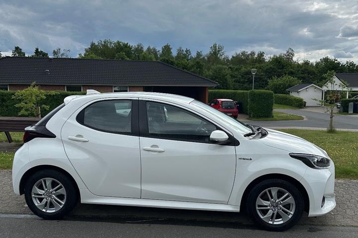 Hvid Toyota Yaris fra 2020