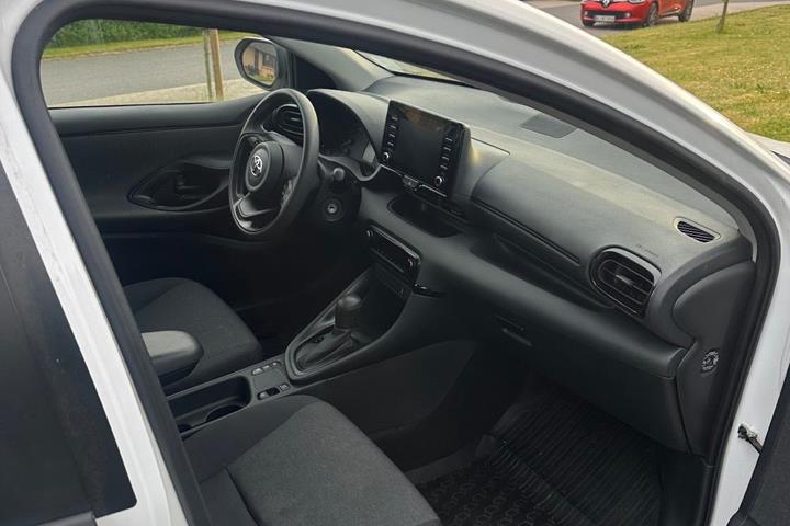 Hvid Toyota Yaris fra 2020