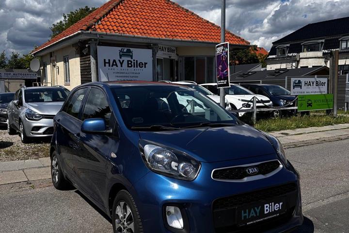 Blå Kia Picanto fra 2017 set udefra