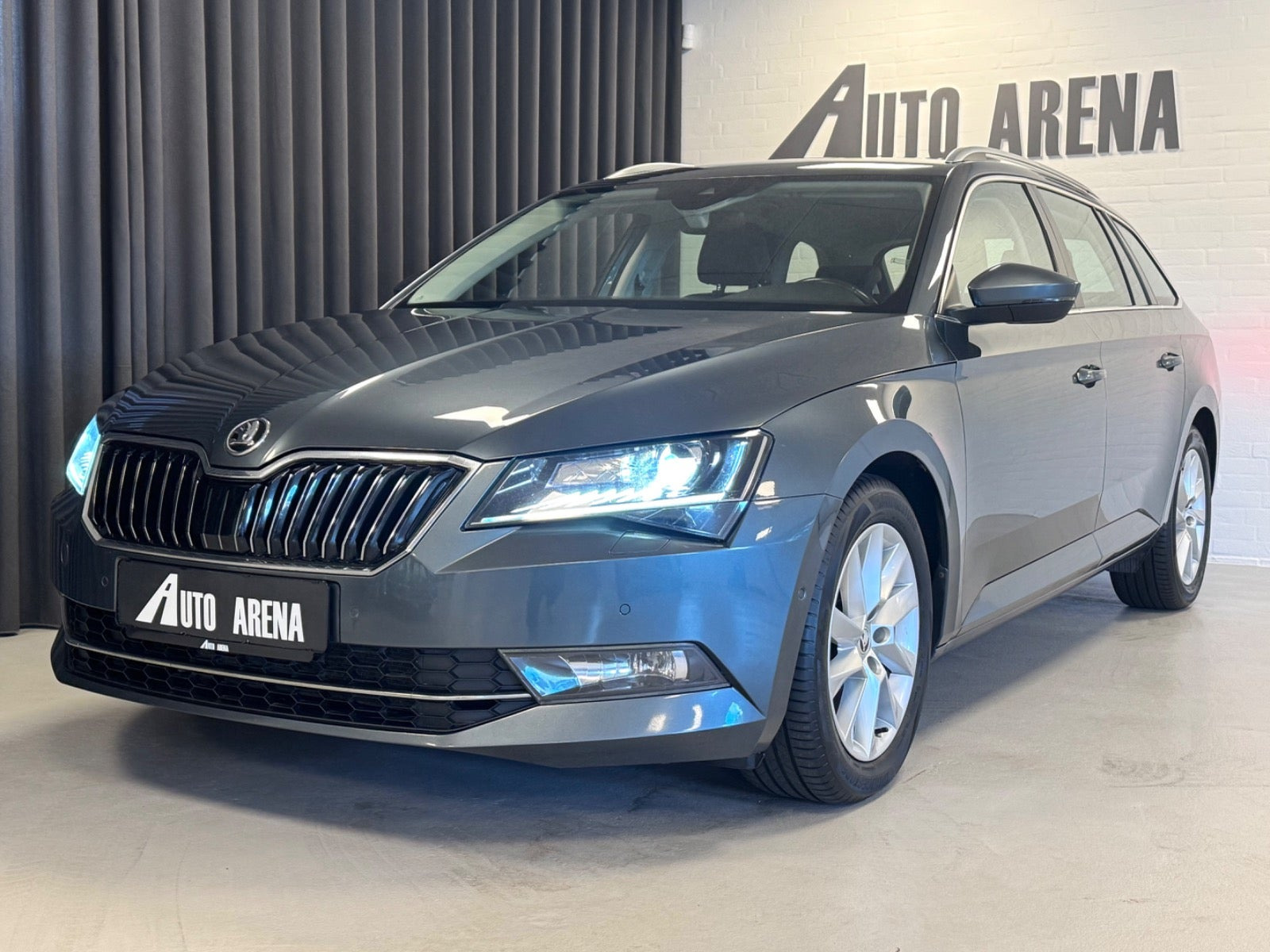 Grå Skoda Superb fra 2019