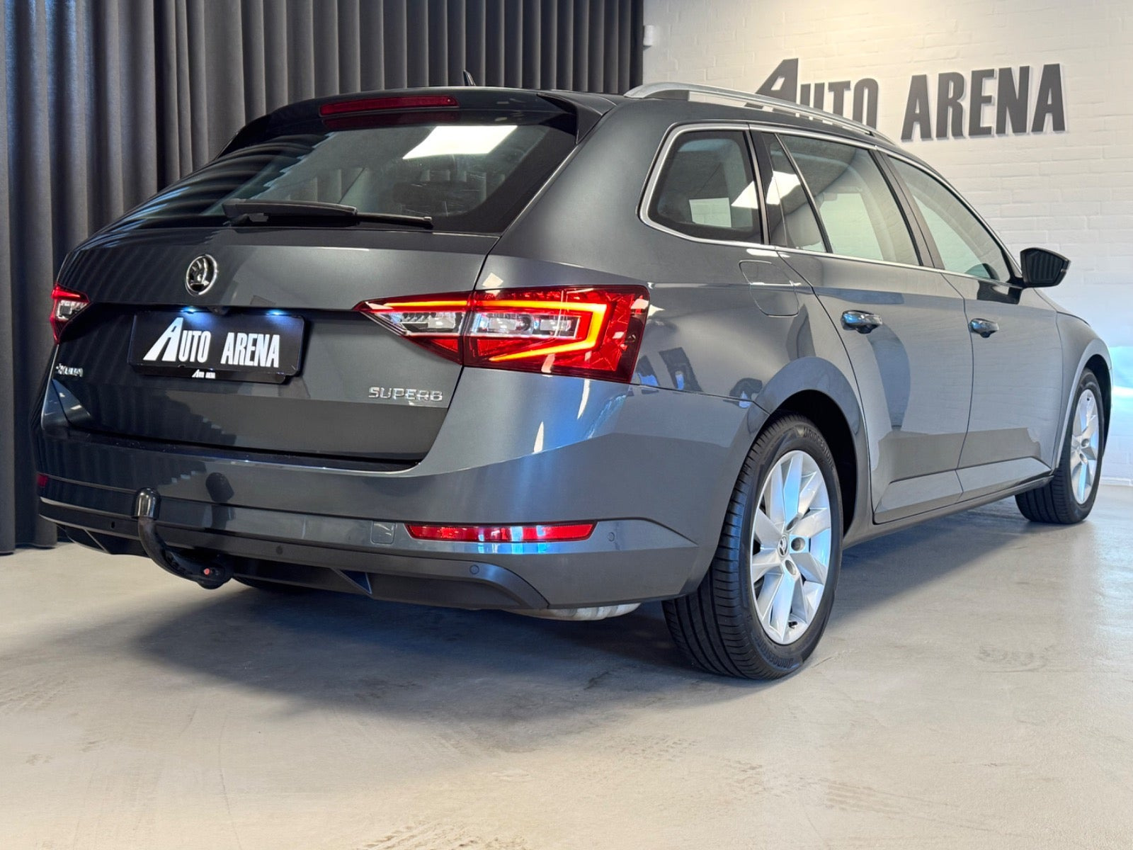 Grå Skoda Superb fra 2019