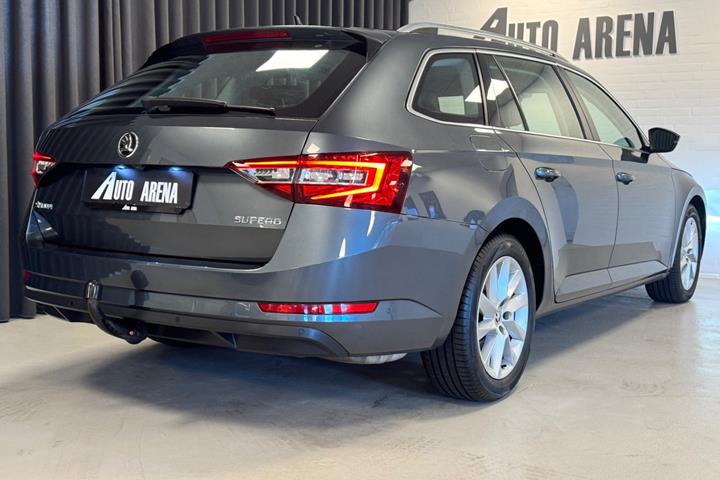 Grå Skoda Superb fra 2019