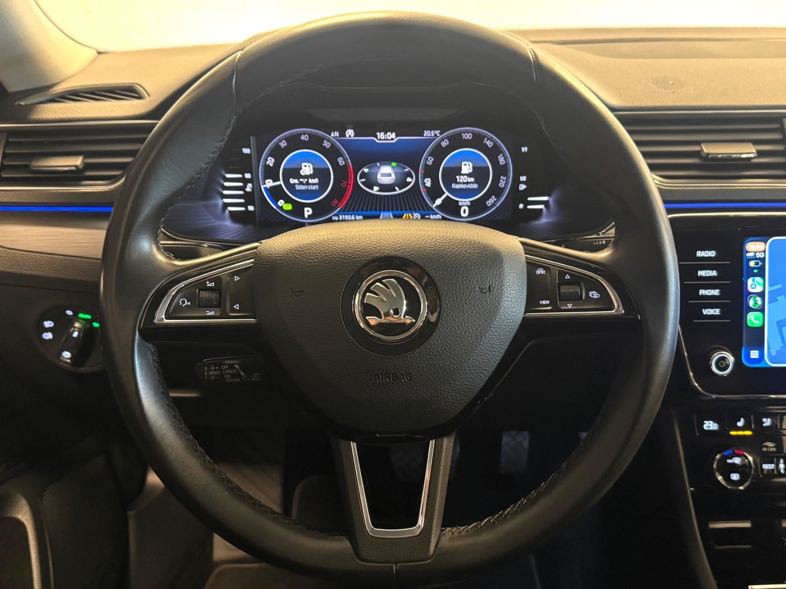 Grå Skoda Superb fra 2019
