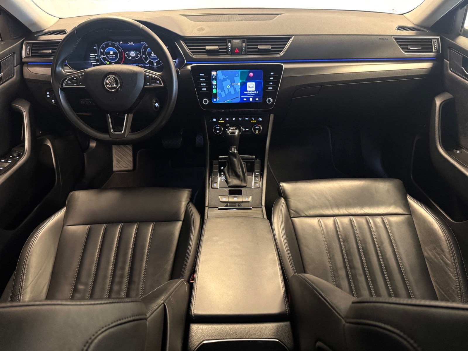 Grå Skoda Superb fra 2019