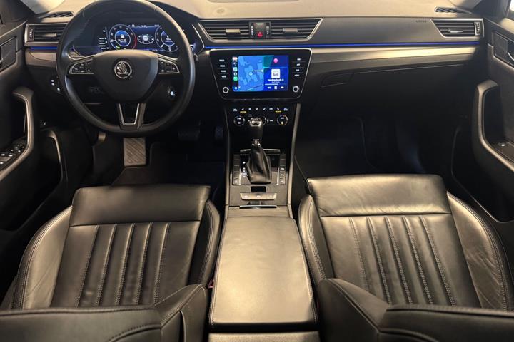 Grå Skoda Superb fra 2019