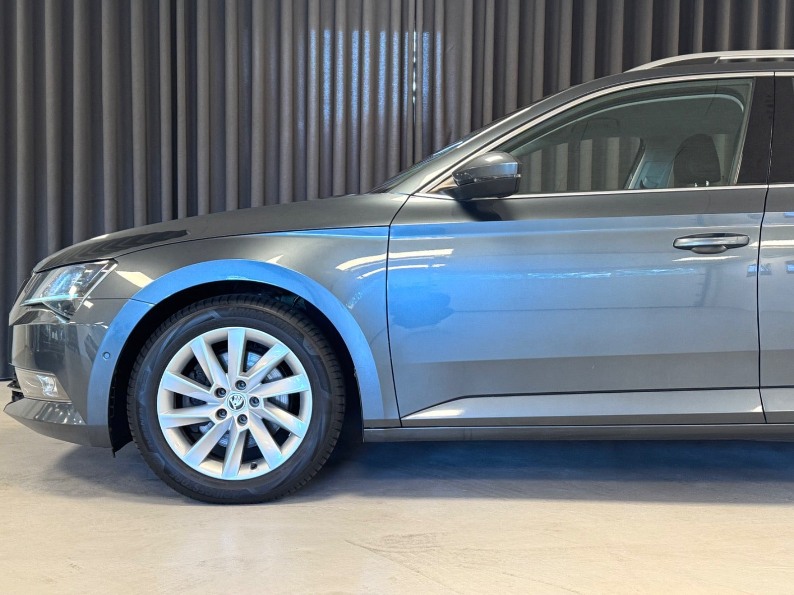 Grå Skoda Superb fra 2019